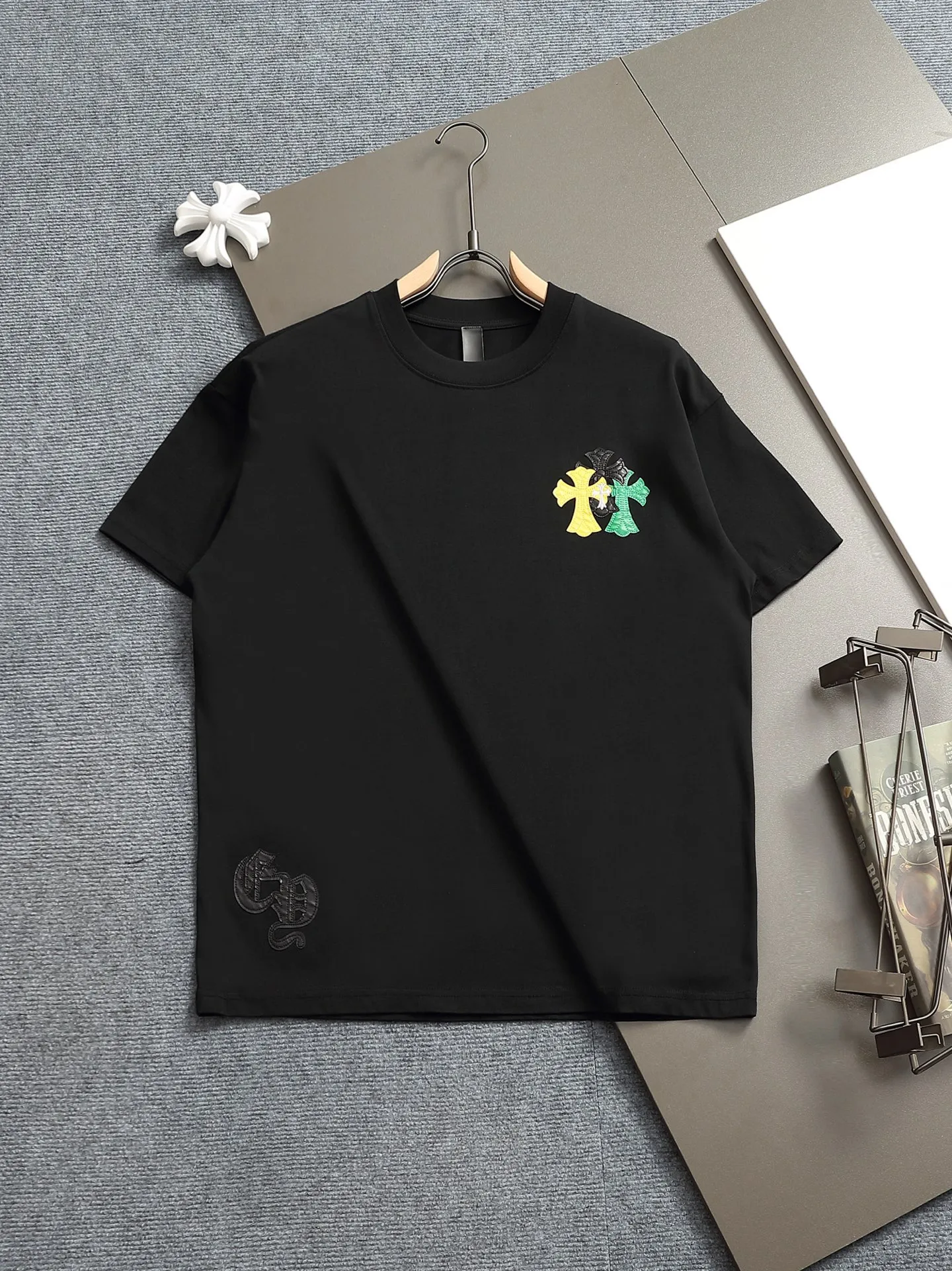 🅿️220 Chrome hearts ch Chrome hearts cross leather short-sleeved T-shirts. Large version. Loose and stylish. The difference is the low version, the slim version, the upper body and the crotch. 100% commitment: top quality, not fast food. The highest version on the market. Top quality, 320 grams. 26 custom-dyed double yarn cotton, same style for men and women, complete with three standards. Color: Black White Khaki Size: XS-L Size chart: